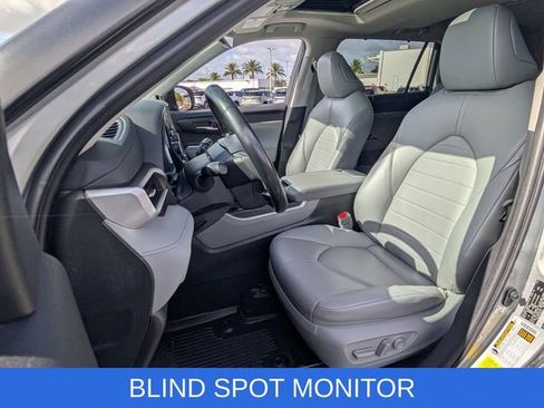 Used 2022 Toyota Highlander XLE image 7