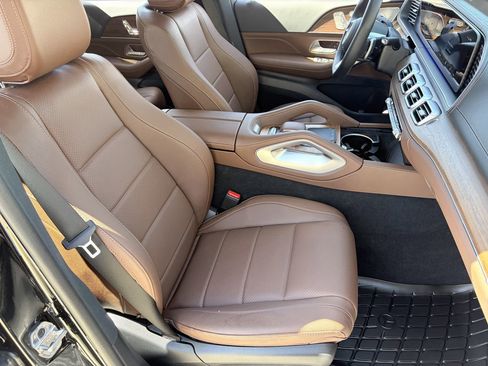 Used 2025 Mercedes-Benz GLS 450 4MATIC image 10