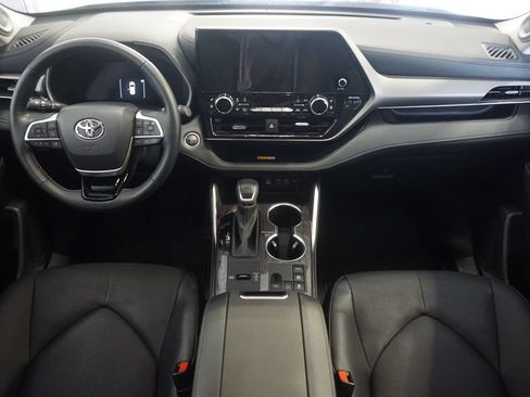 Used 2025 Toyota Highlander Limited AWD/4WD image 27