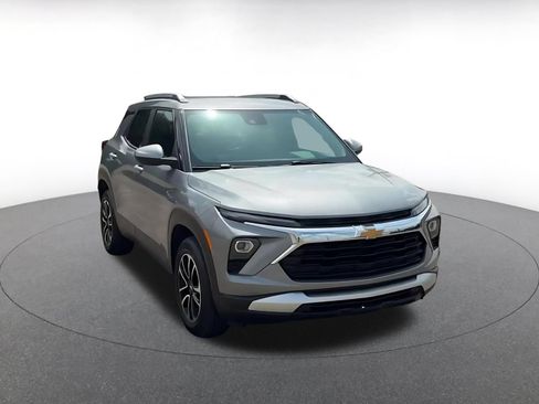Used 2025 Chevrolet TrailBlazer LT w/ Driver Confidence Package AWD/4WD image 3