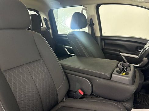 Used 2018 Nissan Titan SV AWD/4WD image 11