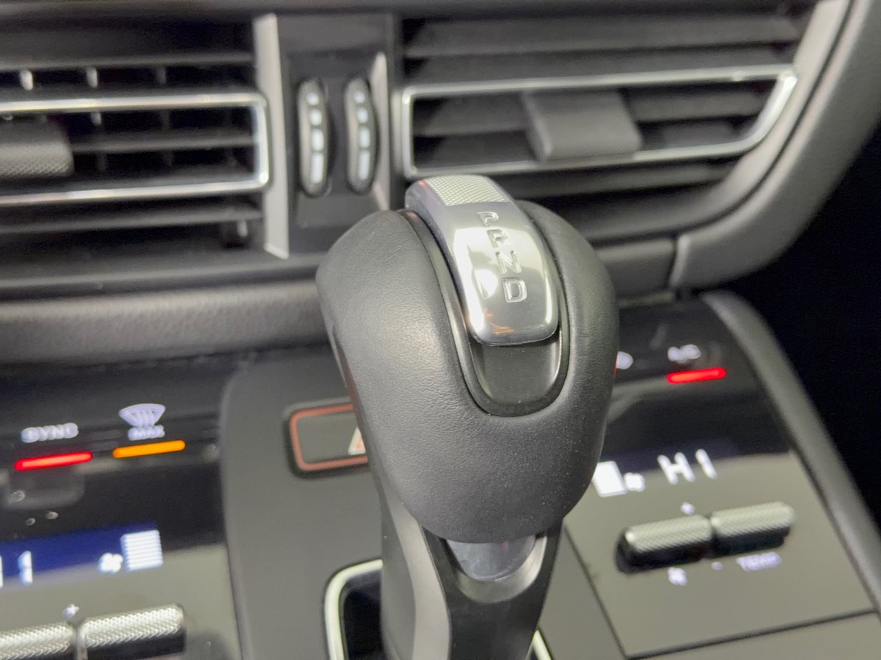 Certified 2022 Porsche Macan S AWD/4WD image 24