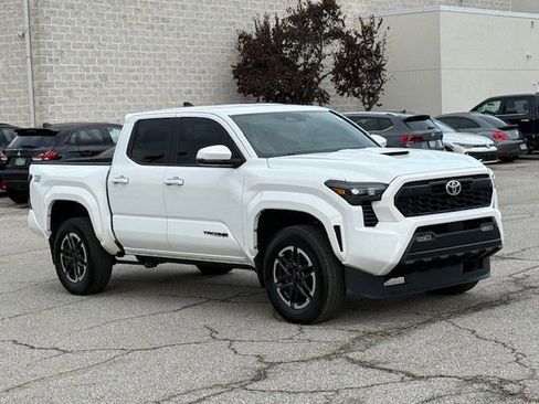 Used 2024 Toyota Tacoma TRD Sport w/ TRD Sport Upgrade Package image 3
