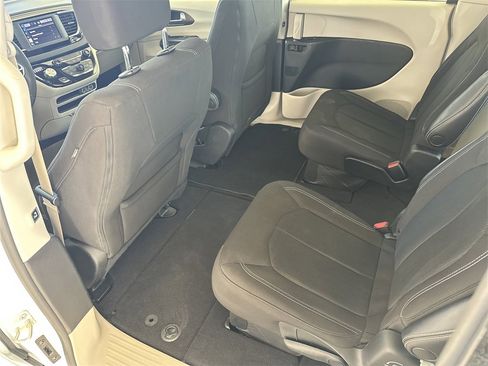 Used 2022 Chrysler Voyager LX image 28