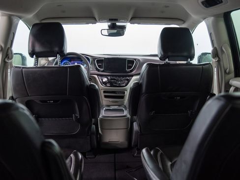 Used 2024 Chrysler Pacifica Touring-L FWD image 9