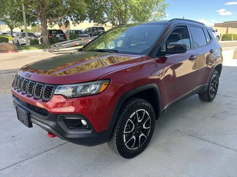 Used 2025 Jeep Compass Trailhawk AWD/4WD image 4