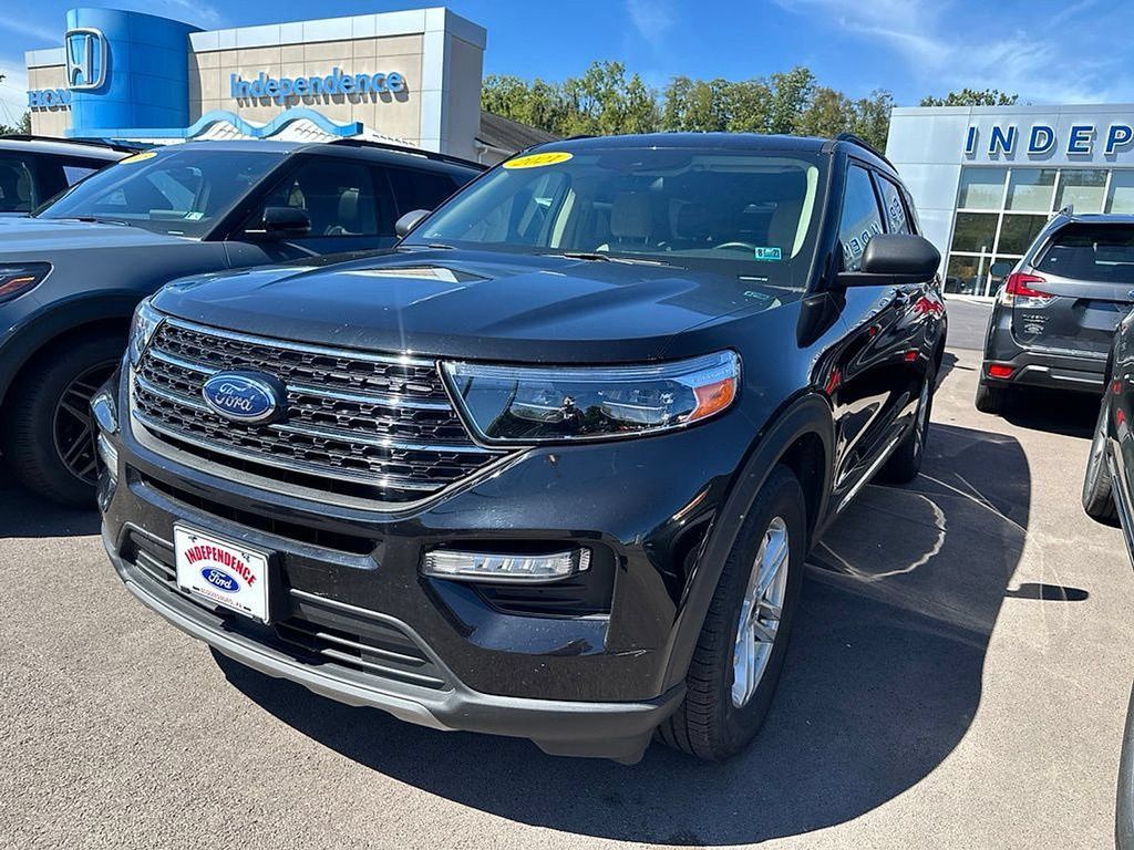 Used 2021 Ford Explorer XLT w/ Equipment Group 202A AWD/4WD image 4
