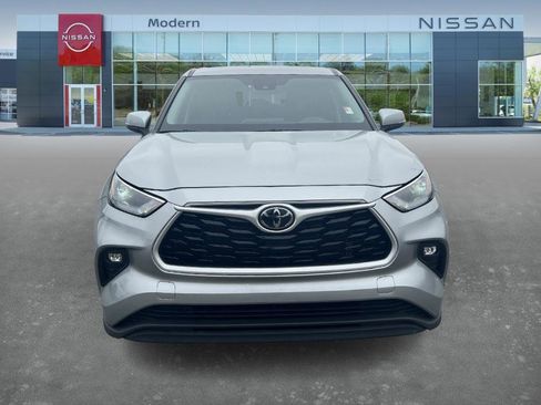 Used 2024 Toyota Highlander LE image 2