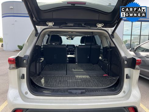Used 2020 Toyota Highlander XLE AWD/4WD image 12