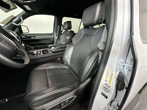 Used 2024 Jeep Wagoneer L Series III w/ Flexible Seating Group AWD/4WD image 11