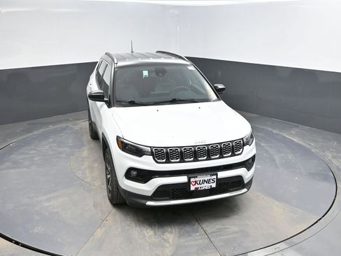 Used 2025 Jeep Compass Limited image 12