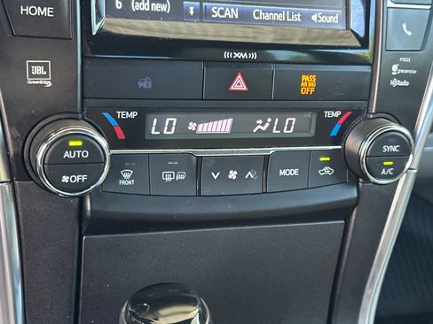 Used 2017 Toyota Camry XLE w/ Moonroof Package FWD image 24