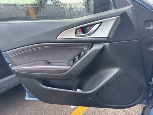 Used 2017 MAZDA MAZDA3 Touring FWD image 9