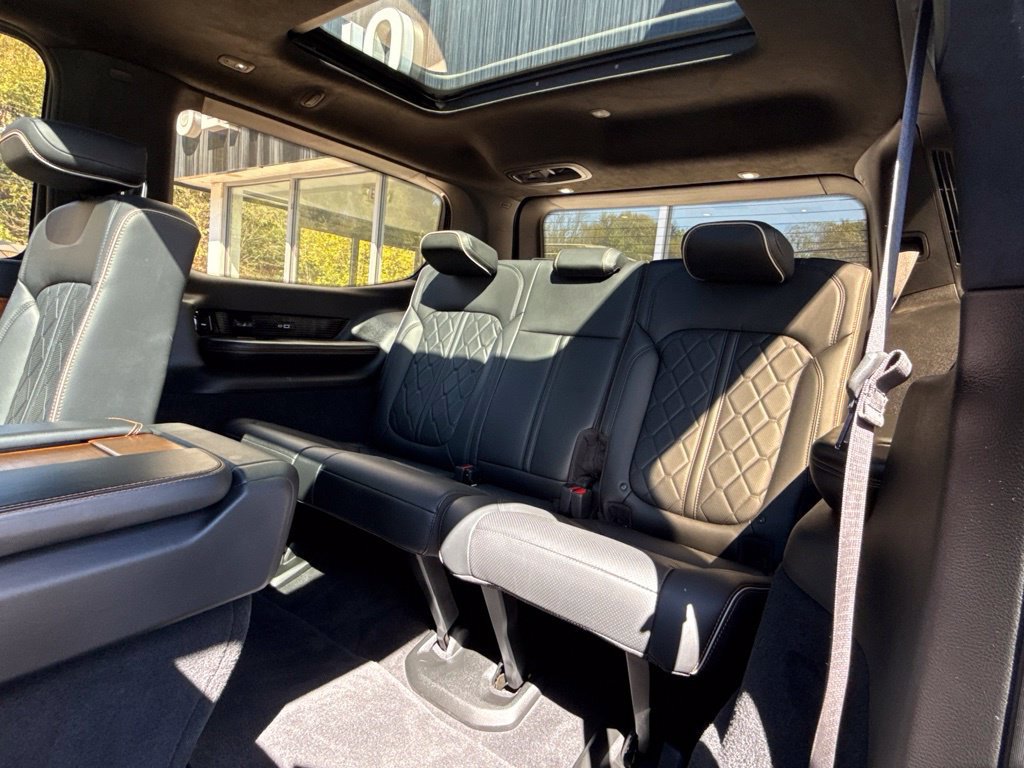 Used 2022 Jeep Grand Wagoneer Series III AWD/4WD image 23