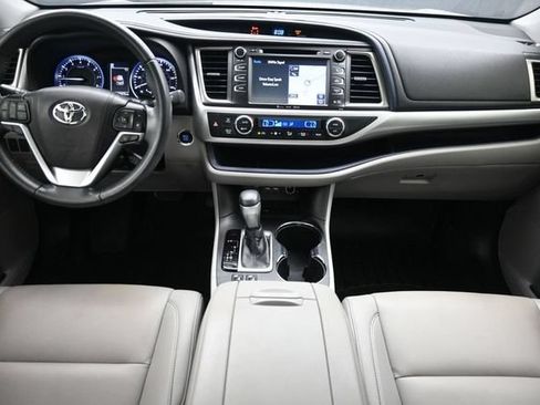 Used 2019 Toyota Highlander XLE FWD image 22