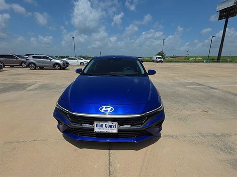 Used 2025 Hyundai Elantra SE FWD image 3