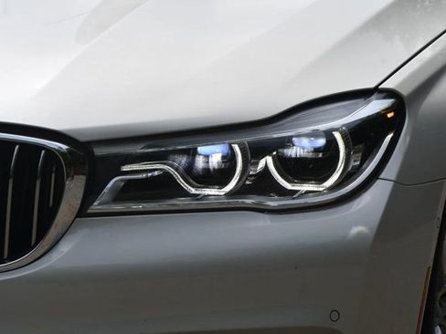 Used 2018 BMW 750i image 4