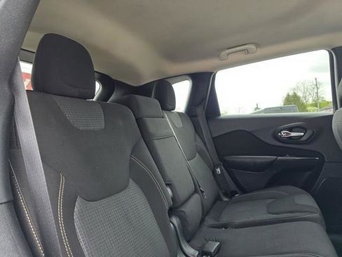 Used 2016 Jeep Cherokee Latitude w/ Cold Weather Group AWD/4WD image 23
