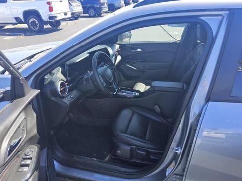 Used 2025 Chevrolet Trax RS w/ Sunroof Package FWD image 6