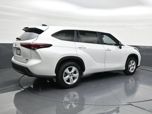 Used 2024 Toyota Highlander LE image 5
