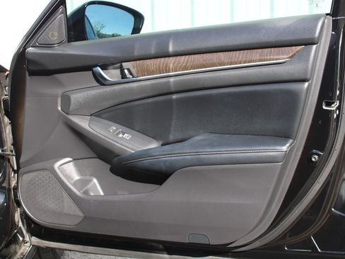Used 2018 Honda Accord EX image 19
