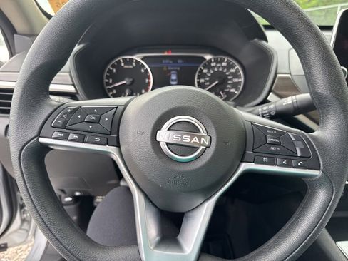 Used 2025 Nissan Altima 2.5 SV image 2