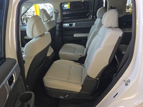 Used 2025 Hyundai Santa Fe Calligraphy AWD/4WD image 9