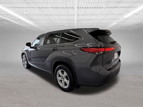 Used 2023 Toyota Highlander LE AWD/4WD image 3