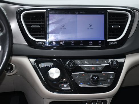 Used 2021 Chrysler Pacifica Touring-L FWD image 16