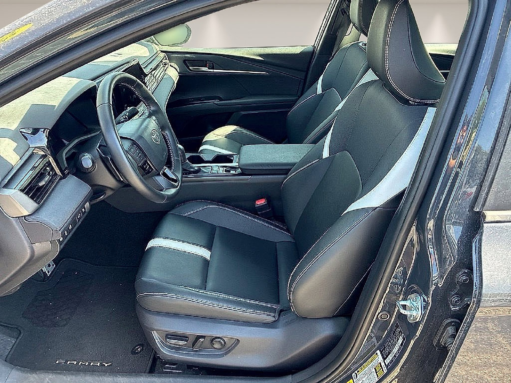 Used 2026 Toyota Camry SE FWD image 8