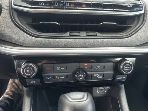Used 2025 Jeep Compass Latitude AWD/4WD image 18