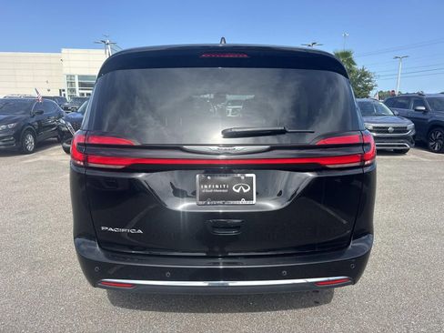 Used 2024 Chrysler Pacifica Touring-L FWD image 6