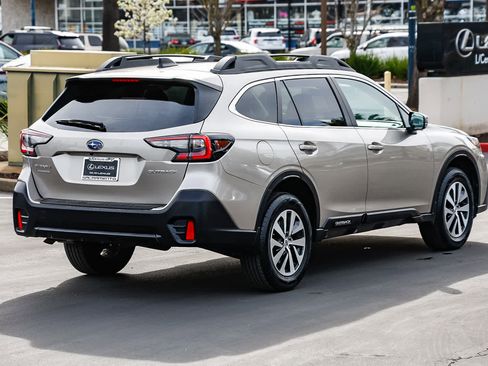 Used 2020 Subaru Outback Premium image 4