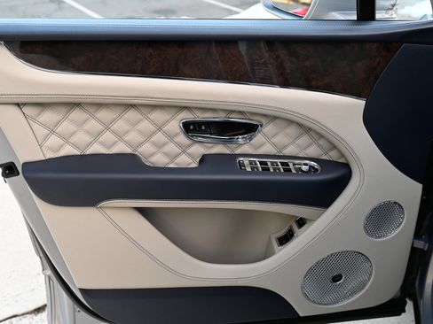 Used 2022 Bentley Bentayga image 20