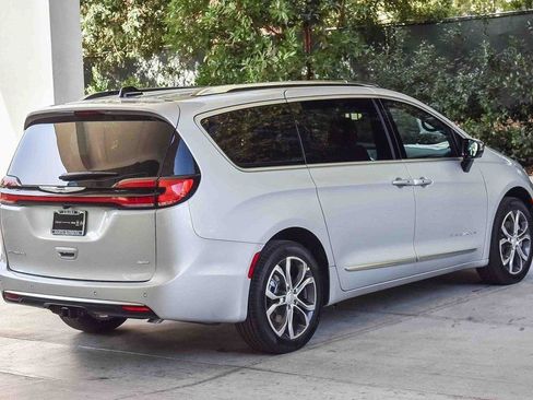 New 2026 Chrysler Pacifica Pinnacle w/ Trailer Tow Group AWD/4WD image 6