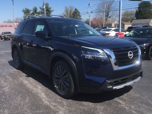 Used 2024 Nissan Pathfinder SL w/ SL Premium Package image 2