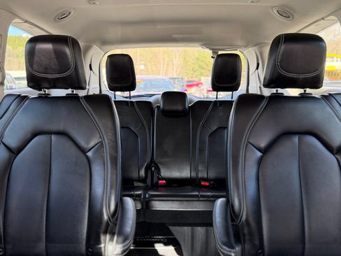 Used 2024 Chrysler Pacifica Touring-L FWD image 30