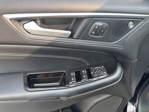 Used 2020 Ford Edge Titanium image 17