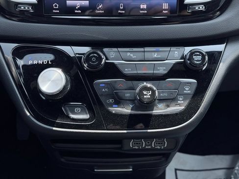 Certified 2025 Chrysler Pacifica Select FWD image 44