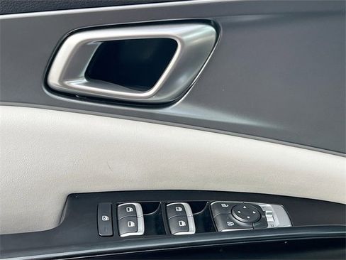 Used 2024 Kia Carnival LX image 17