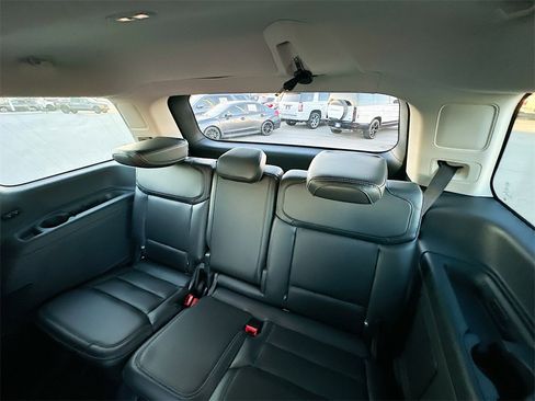 Used 2025 Ford Expedition Platinum image 4