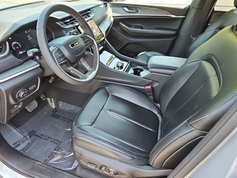 Used 2025 Jeep Grand Cherokee Limited w/ Black Appearance Package AWD/4WD image 18