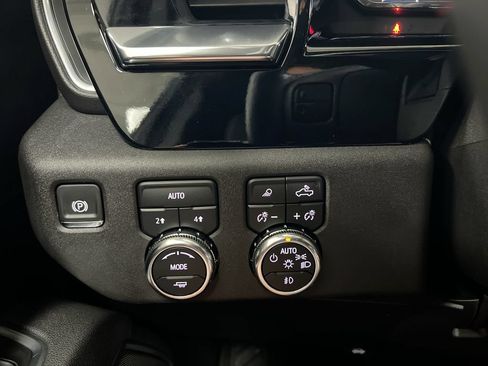 Used 2025 GMC Sierra 1500 SLT AWD/4WD image 18