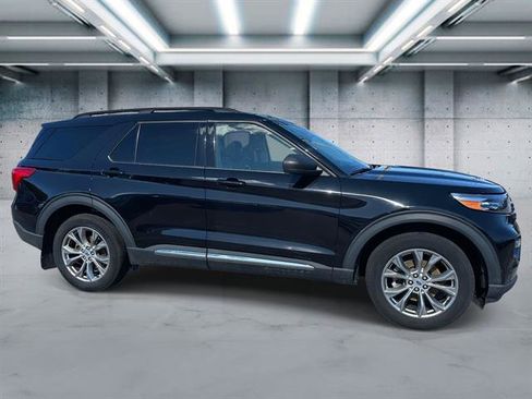 Used 2022 Ford Explorer XLT w/ Equipment Group 202A AWD/4WD image 3