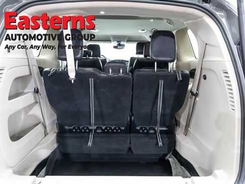 Used 2022 Chrysler Pacifica Touring-L image 8