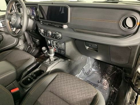 Used 2024 Jeep Gladiator Mojave w/ Convenience Group AWD/4WD image 5