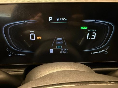 Used 2023 Kia Niro EX Touring image 9