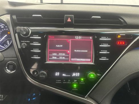 Used 2018 Toyota Camry XLE image 27