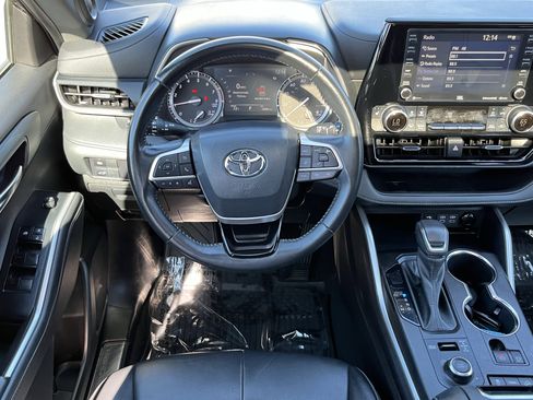 Used 2022 Toyota Highlander XSE image 12