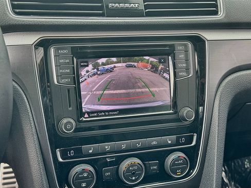 Used 2018 Volkswagen Passat 2.0T R-Line w/ R-Line Lighting Package FWD image 13